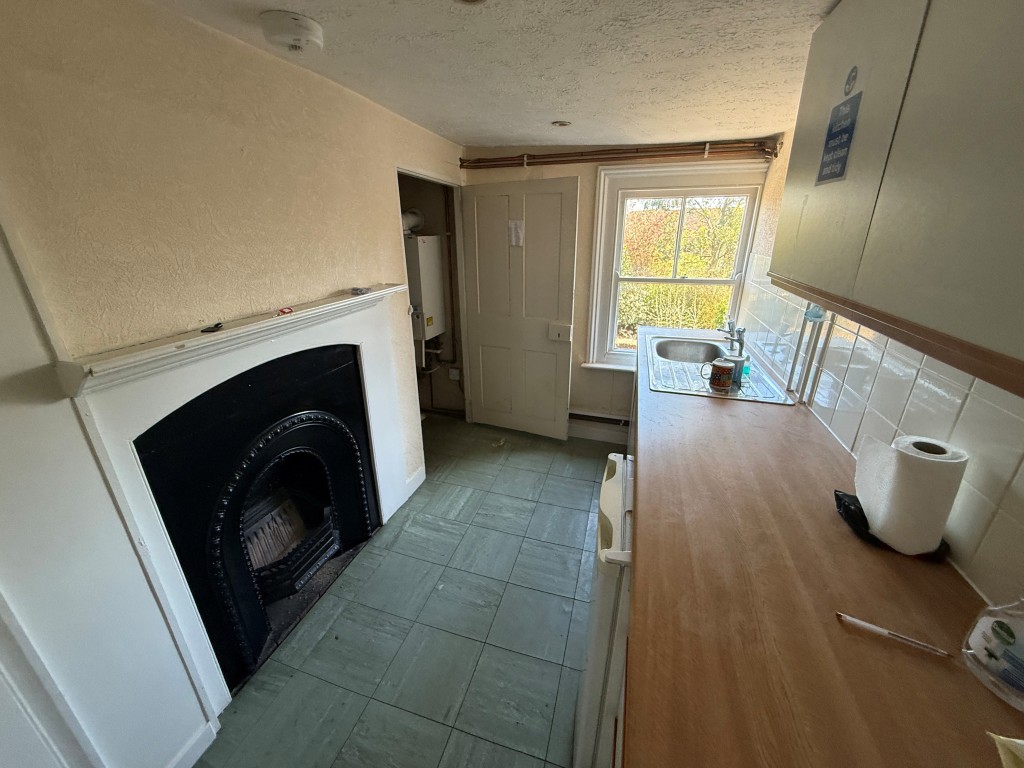 Lot: 76 - SHOP AND UPPER PARTS WITH PLANNING FOR CONVERSION - Kitchen